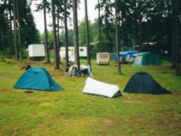 Vlevo Honz�v stan, vpravo m�j stan, mezi nimi Tom�ova nora.