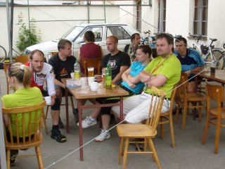 Komu zadek dovoluje sed�t, ten sed�, ostatn� post�vaj� kolem.