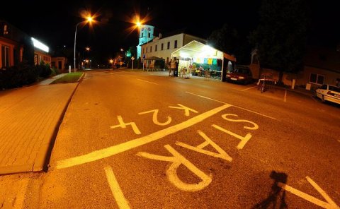 Neple�te si noc na K�-dvacet�ty�ce s noc� na K�-rl�tejn�. :-)